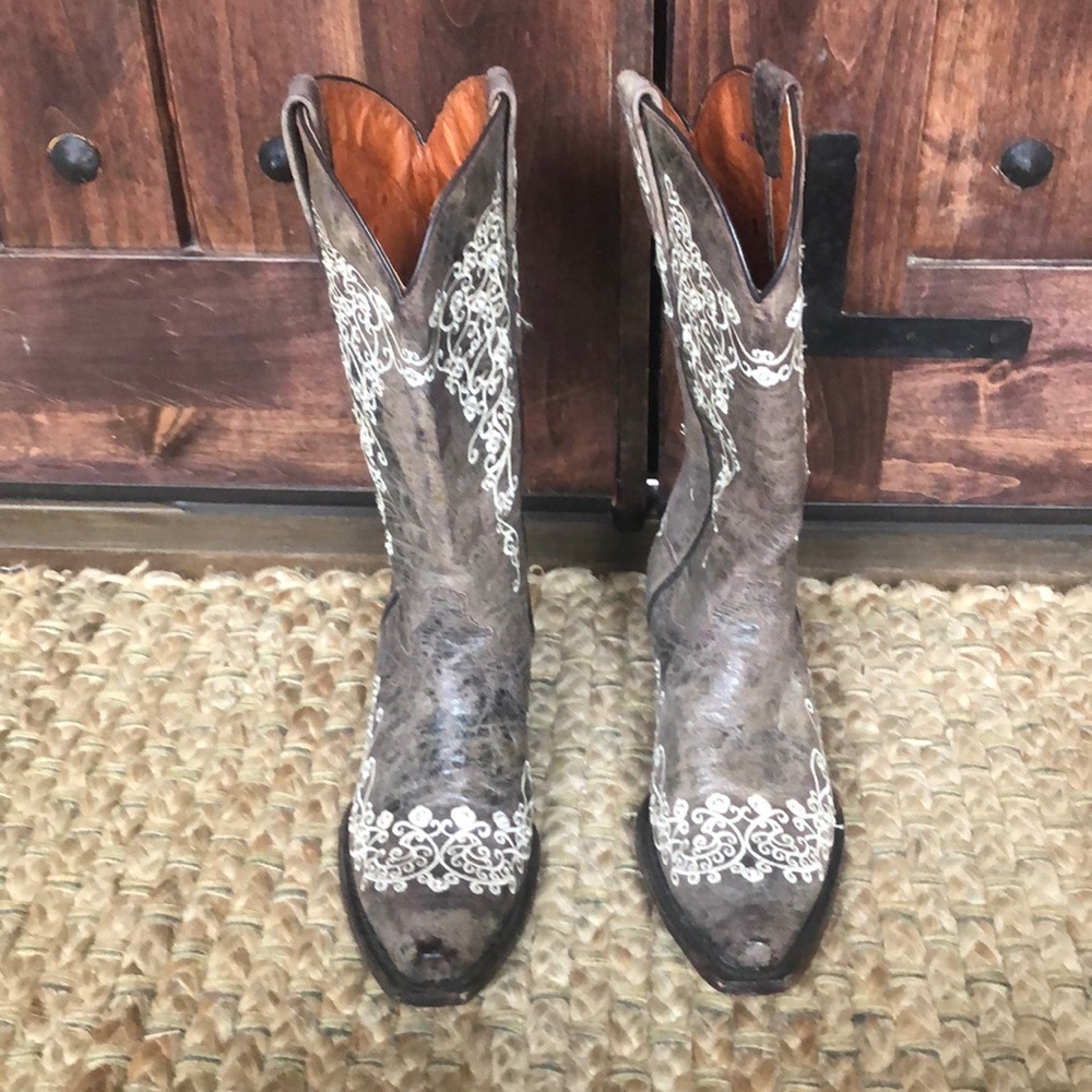 Women’s Vaccari western boot.